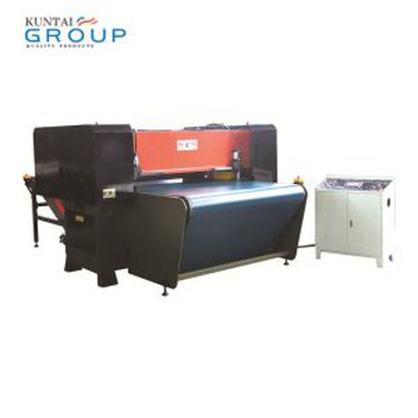 Nogādājot jostas četru kolonnu griešanas mašīna